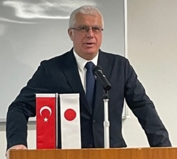 写真　あいさつするOAiBのムサ・デミル事務局長（ジェトロ撮影）