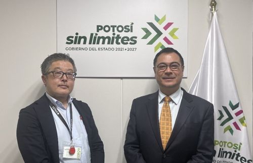 写真　サンルイスポトシ州代表事務所のゴンザレス代表（右）と土屋氏（ジェトロ撮影）