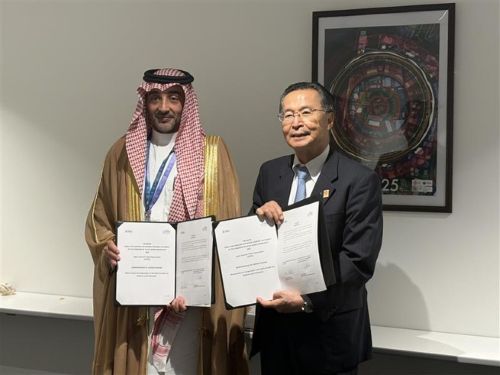 写真　大阪・関西万博会場内での協力覚書（MOU）署名後のジェトロ石黒理事長（写真右、9月24日大阪、ジェトロ撮影）