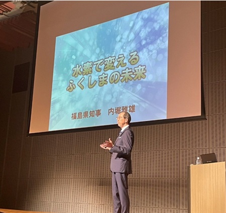 写真　登壇する内堀福島県知事（福島県提供）