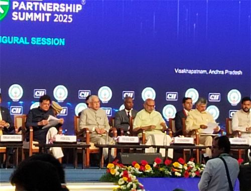 写真　開会式で左から、ゴヤル商工相、ナジールAP州知事、ラダクリシュナン副大統領、ナイドゥAP州首相（ジェトロ撮影）