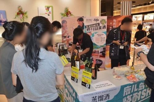 写真　試飲イベントで中国人インバウンド客に焼酎をふるまう鹿児島県企業（ジェトロ撮影）