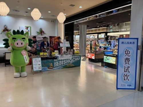 写真　鹿児島空港の帰国便搭乗待ちのスペースに設置したブースの様子（ジェトロ撮影）