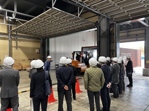 写真　コンテナへの貨物搬入作業見学の様子（ジェトロ撮影）