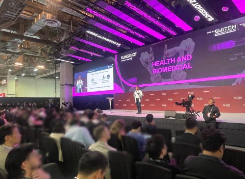 写真　SLINGSHOTのiBody天草氏のピッチの様子（ジェトロ撮影）