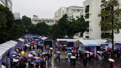写真　会場の様子。雨天だったがにぎわいを見せた（ジェトロ撮影）