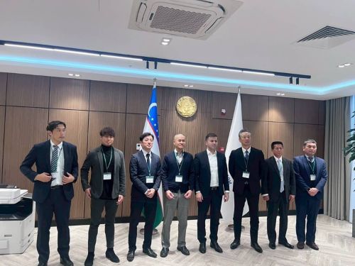 写真　アジゾフ長官との面談（ジェトロ撮影）