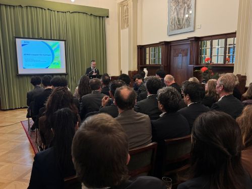 写真　総領事公邸ネットワーキング・レセプションでの戸田総領事からの冒頭あいさつの様子（ジェトロ撮影）