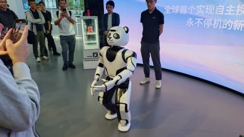 写真　優必選科技にて、ヒト型ロボットによるパフォーマンスの様子（ジェトロ撮影）