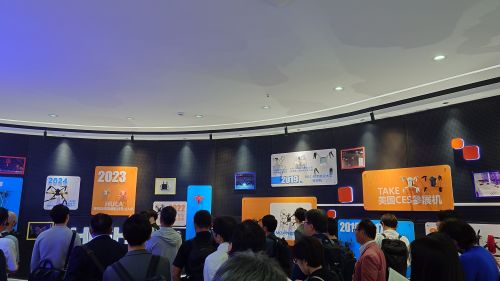 写真　高巨創新科技開発にて説明を受けている様子（ジェトロ撮影）