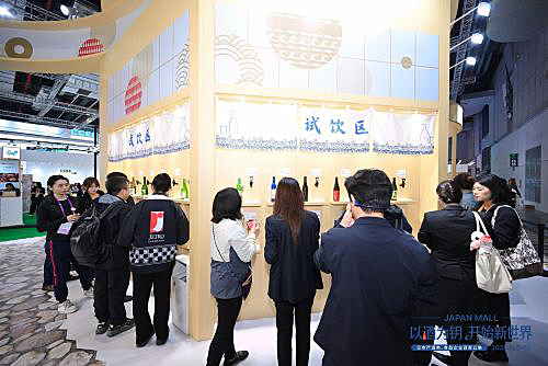 写真　試飲ブースで日本酒を味わう来場者（上海炫飛広告有限公司提供）