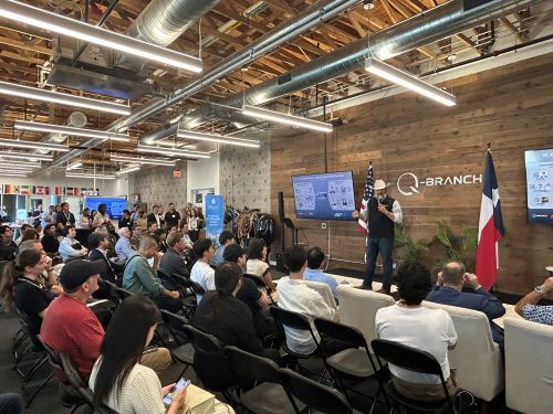 写真　ピッチイベントであいさつするQ Branchの創立者兼CEOのマーク・セルバンテス氏（ジェトロ撮影）