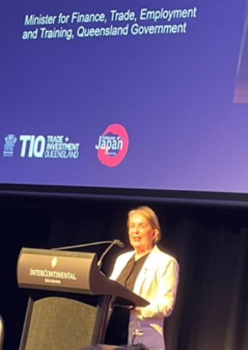 写真　ロスリン・ベイツ クイーンズランド州財務・貿易・雇用・訓練相による開会あいさつ（ジェトロ撮影）