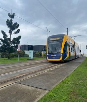 写真　ゴールドコーストの海岸沿いを走るライトレール＝ゴールドリンク（ジェトロ撮影）