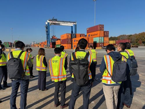 写真　グリア・インランドポート視察の様子（ジェトロ撮影）