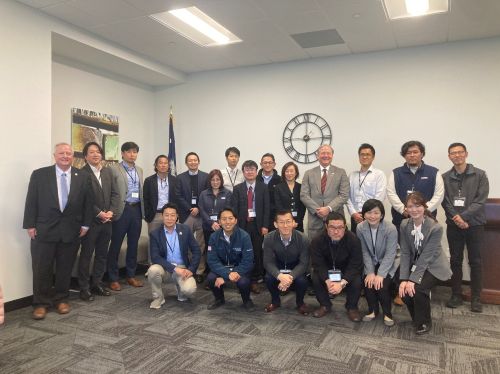 写真　ライツィ商務長官（後列右から4人目）とミッション参加者（ジェトロ撮影）