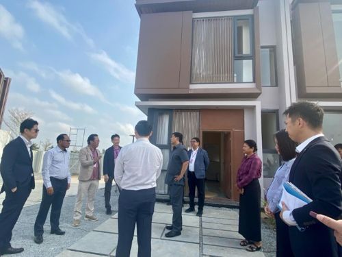 写真　サイ・ソムアル副首相兼国土整備・都市化・建設相（写真中央）の「METRA」プロジェクト訪問の様子（ジェトロ撮影）