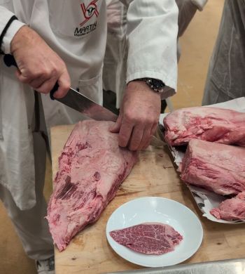 写真　北海道産サロマ和牛がカットされる様子（ジェトロ撮影）