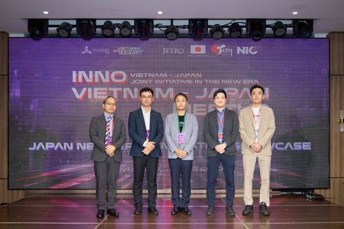 写真　登壇企業の集合写真（スペースクールはオンライン登壇、ジェトロ撮影）