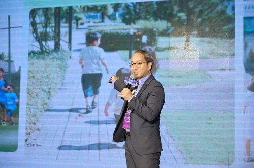 写真　ピッチの様子：BECAMEX TOKYUの西村怜央Executive Director（ジェトロ撮影）