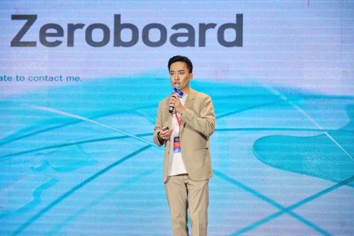 写真　ピッチの様子：ゼロボードの鈴木慎太郎Head of APAC Regional Business（ジェトロ撮影）