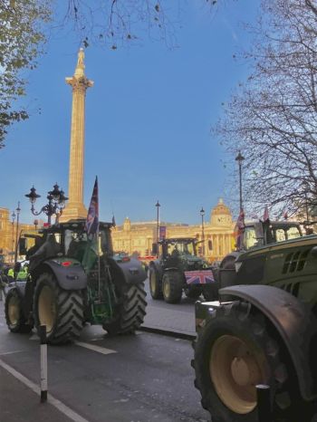写真　トラファルガー広場に集結する農業トラクター（ジェトロ撮影）