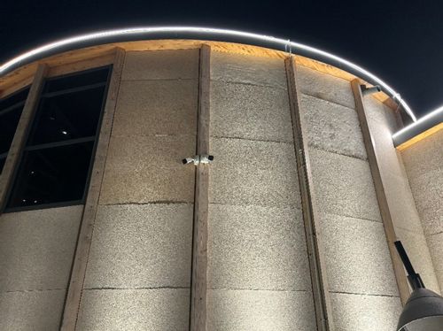 写真　麻やキノコ菌糸体を使用したパネルで作られたパビリオン外壁（ジェトロ撮影）