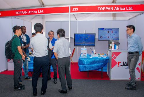写真　TOPPAN Africaブース、正面が金内氏（ジェトロ撮影）