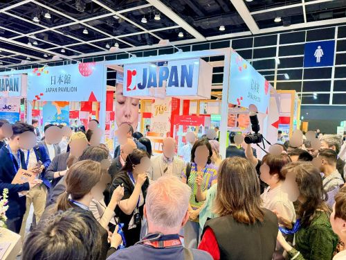 写真　香港化粧品同業協会のVIPツアーの様子（ジェトロ撮影）