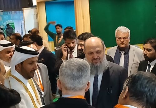 写真　会場を視察するカーン商業相（中央）（ジェトロ撮影）