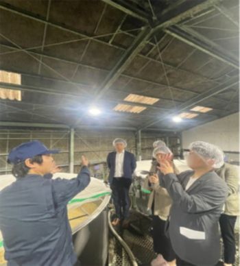 写真　焼酎蔵への視察（ジェトロ撮影）