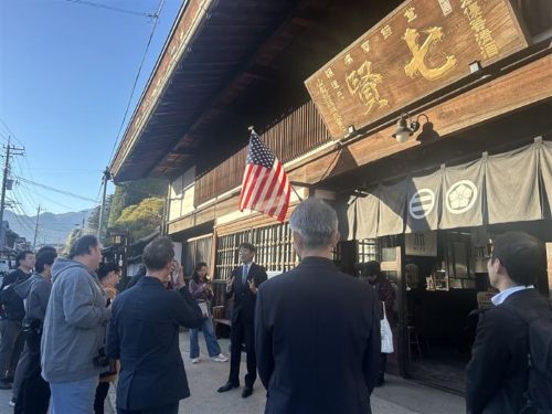 写真　山梨県の酒蔵訪問の様子（ジェトロ撮影）