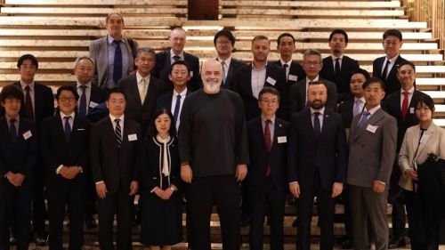 写真　エディ・ラマ首相との集合写真（ジェトロ撮影）