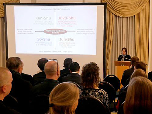 写真　林コーディネーターの解説（在ドイツ日本大使館撮影）