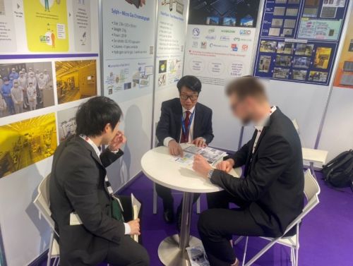 写真　宮城県と東北マイクロテック担当者による来場者への取り組みに関する説明（ジェトロ撮影）