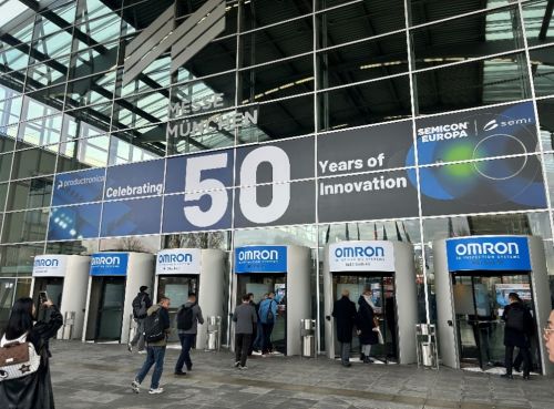 写真　展示会場入り口付近、50周年を祝う看板（ジェトロ撮影）