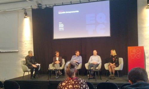 写真　量子分野で注目されるスタートアップ、スパロー・クォンタムのピーター・ローダール最高量子責任者（CQO）（左から2番目）が科学技術からの起業セッションで登壇（ジェトロ撮影）