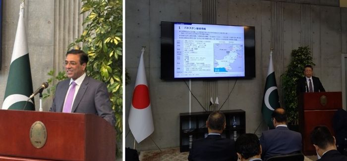 写真　あいさつするハミード大使（左）、講演するジェトロ・カラチ事務所の糸長所長（右）（ともにジェトロ撮影）