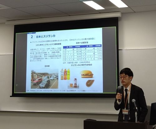 写真　ジェトロ・コロンボ事務所の大井所長による講演（ジェトロ撮影）