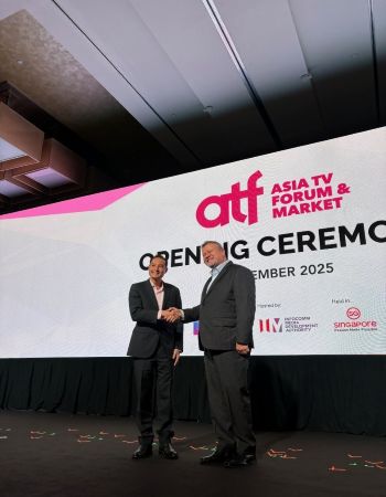 写真　ATFで記念撮影に応じるタン・キアットハウ上級国務相（左）（ジェトロ撮影）