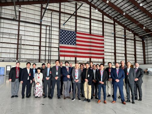 写真　フィールド・エアロスペースの格納庫にて（ジェトロ撮影）