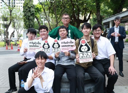 写真　片山氏（後列中央）と学生（ジェトロ撮影）