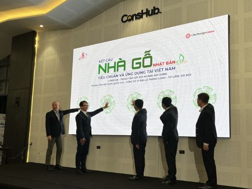 写真　規格を発表するライフデザイン・カバヤと建設省関係者（ジェトロ撮影）