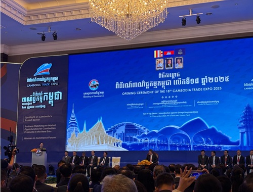 写真　スピーチを行うチャム・ニモル商業相（ジェトロ撮影）