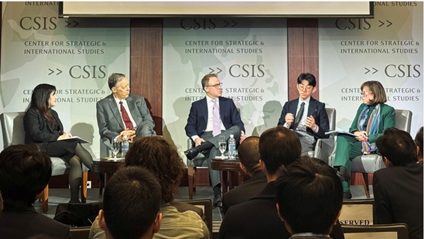 写真　左からCSISのクリスティ・ゴベラ日本部長、アトキンソン氏、ウェスター氏、川瀬氏、ワイゼル氏（ジェトロ撮影）