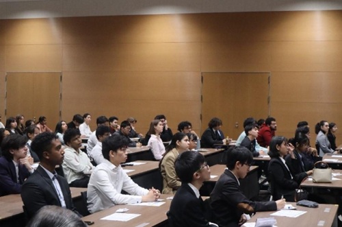 写真　熱心に企業プレゼンテーションを聴く学生（京都先端科学大学提供）