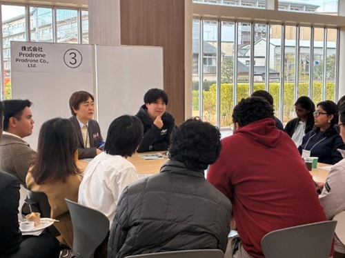 写真　各ブースでの企業と学生の交流の様子（ジェトロ撮影）