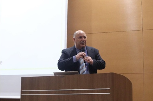 写真　主催者あいさつ（京都先端科学大学提供）