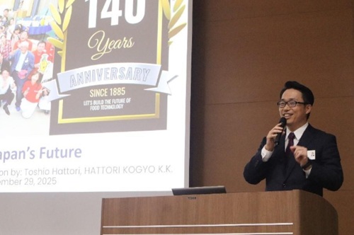 写真　服部氏の講演の様子（京都先端科学大学提供）