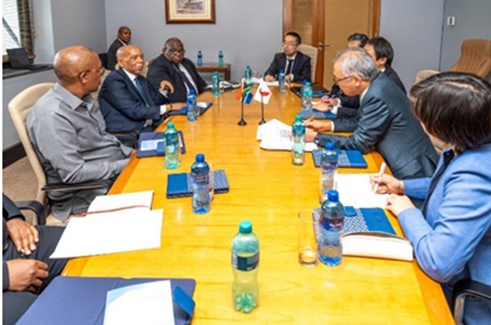 写真　協力覚書署名式に合わせた会談の様子（南ア政府提供）